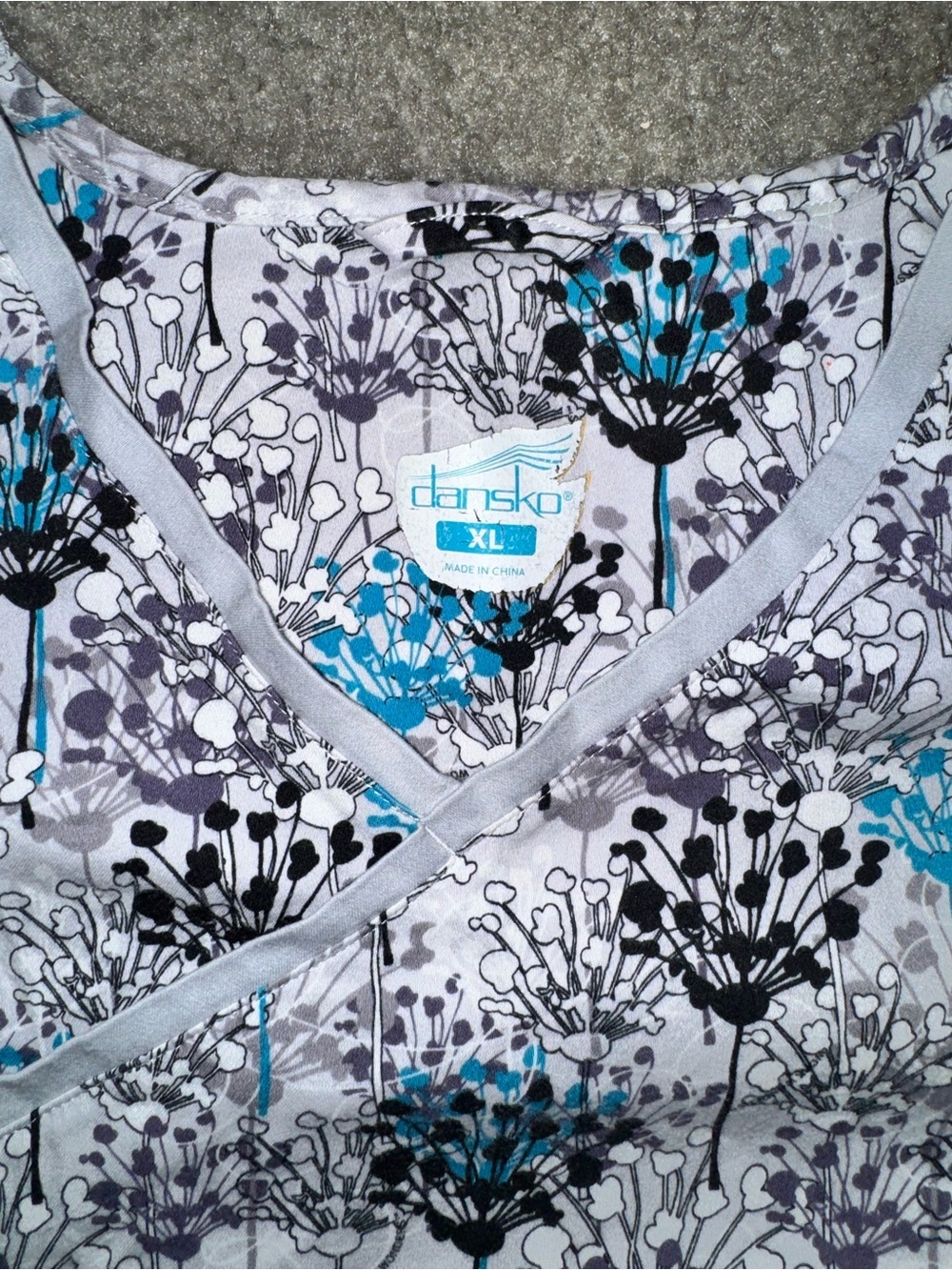 Dansko XL floral women’s scrub top - Picture 2 of 8